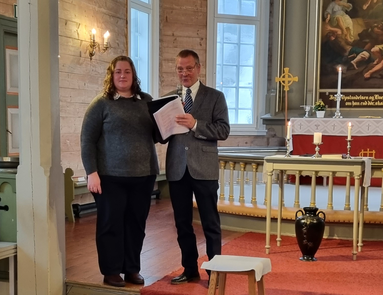 Kristin Kalstad vart presantert for kyrkjelyden i Dale kyrkje av Terje Roald Halsnes.