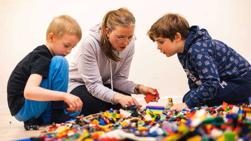 Kyrkjelydspedagog og barn på legoklubb. Foto: Den norske kirke.