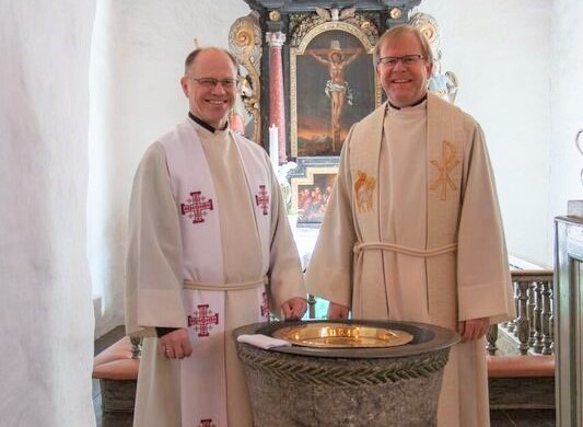 Prestene Trond Pladsen (t. h.) og Morten Zakariassen gjennomførte sju dåpssamtaler og sju dåpsseremonier hver i Gamle Glemmen kirke lørdag 17. mars. Foto: Brian R. Fait