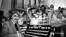 Egil Hovland der han trivdes best: i barns selskap. Foto: Svein Kristiansen, Fredrikstad Blad