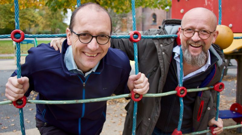 Kunstnerisk leder Tore Erik Mohn (t.v.) og daglig leder Emil Skartveit, er skjønt enige om at det er viktig å ta vare på barnet i seg når man lager program for Egil Hovland-festivalen.