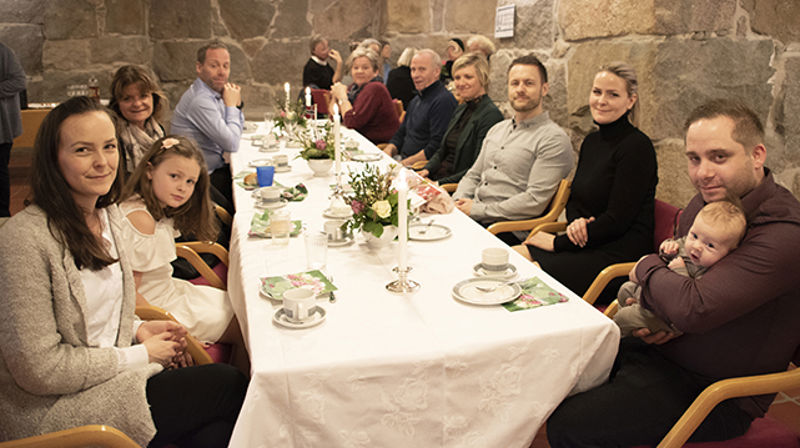 Dagens hovedperson, Sofie, sitter i pappas armer. Hun hadde hele familien med seg da hun ble døpt etter "drop-in"-prinsippet, lørdag 16. mars.