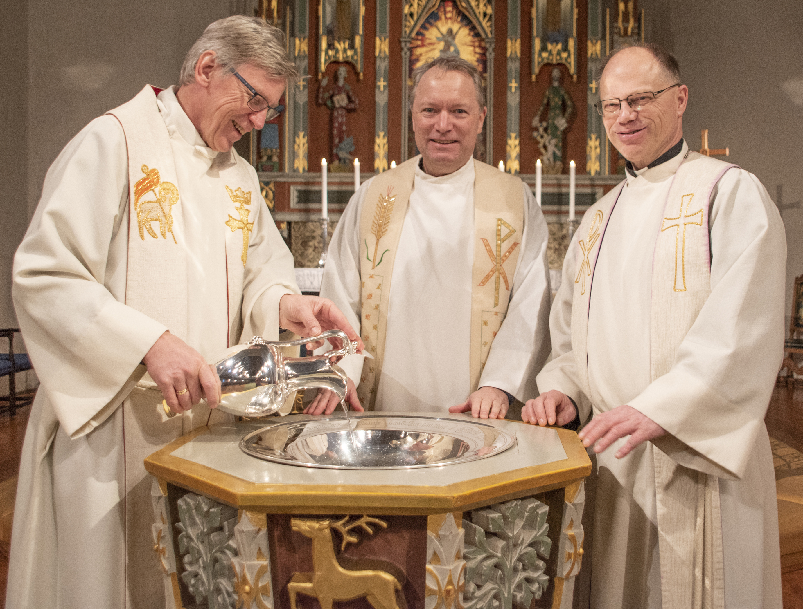 Denne muntre gjengen d&#248;per deg p&#229; flekken i Fredrikstad domkirke, l&#248;rdag 16. mars. F.: Jon Albert Ihleb&#230;k, Andreas Vassal og Morten Zakariassen.
