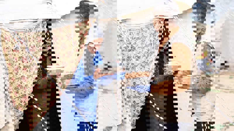 I 2024 nådde Kirkens Nødhjelp ut til over en halv million mennesker i Gaza med blant annet vann, mat og hygienepakker. Foto: Kirkens Nødhjelp.