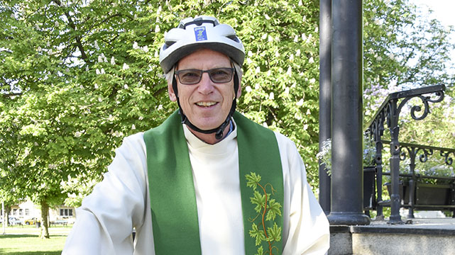 Sogneprest Jon Albert Ihlebæk tar gjernbe sykkelen til jobb, men fraråder å kombinere aktiviteten med prestekjole. Foto: Mia Gill Kristiansen