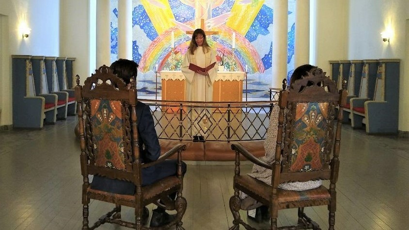 Bilde fra en enkel vielse en torsdag ettermiddag i Glemmen kirke. Paret hadde planlagt å ha den store festen senere. 