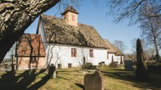 Gamle Glemmen kirke ligger på Lisleby/Leie. Foto: Cecilia Riis Kjeldsen.
