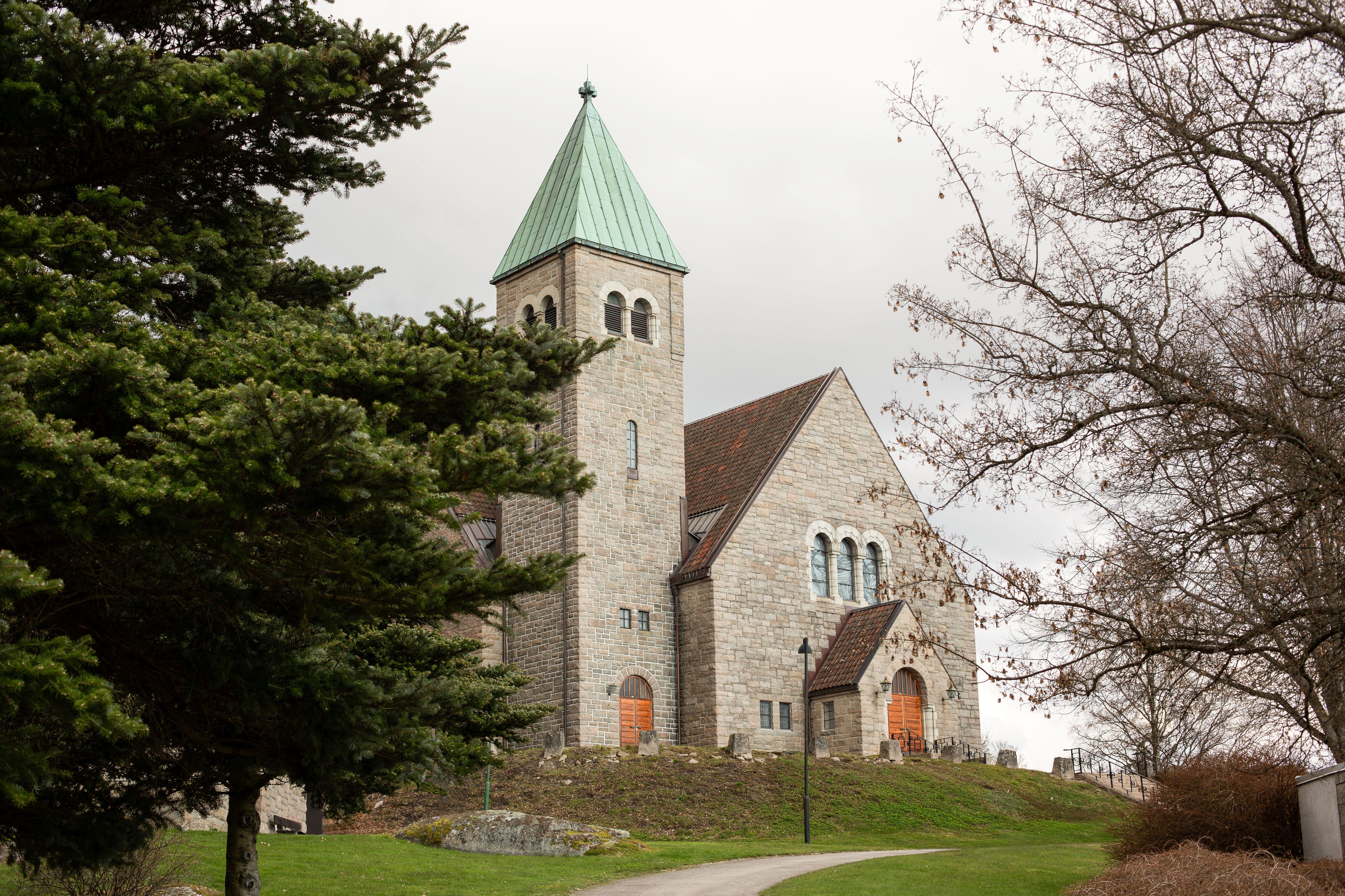 Gressvik kirke sett fra forsiden. Foto: Cecilia Riis Kjeldsen.