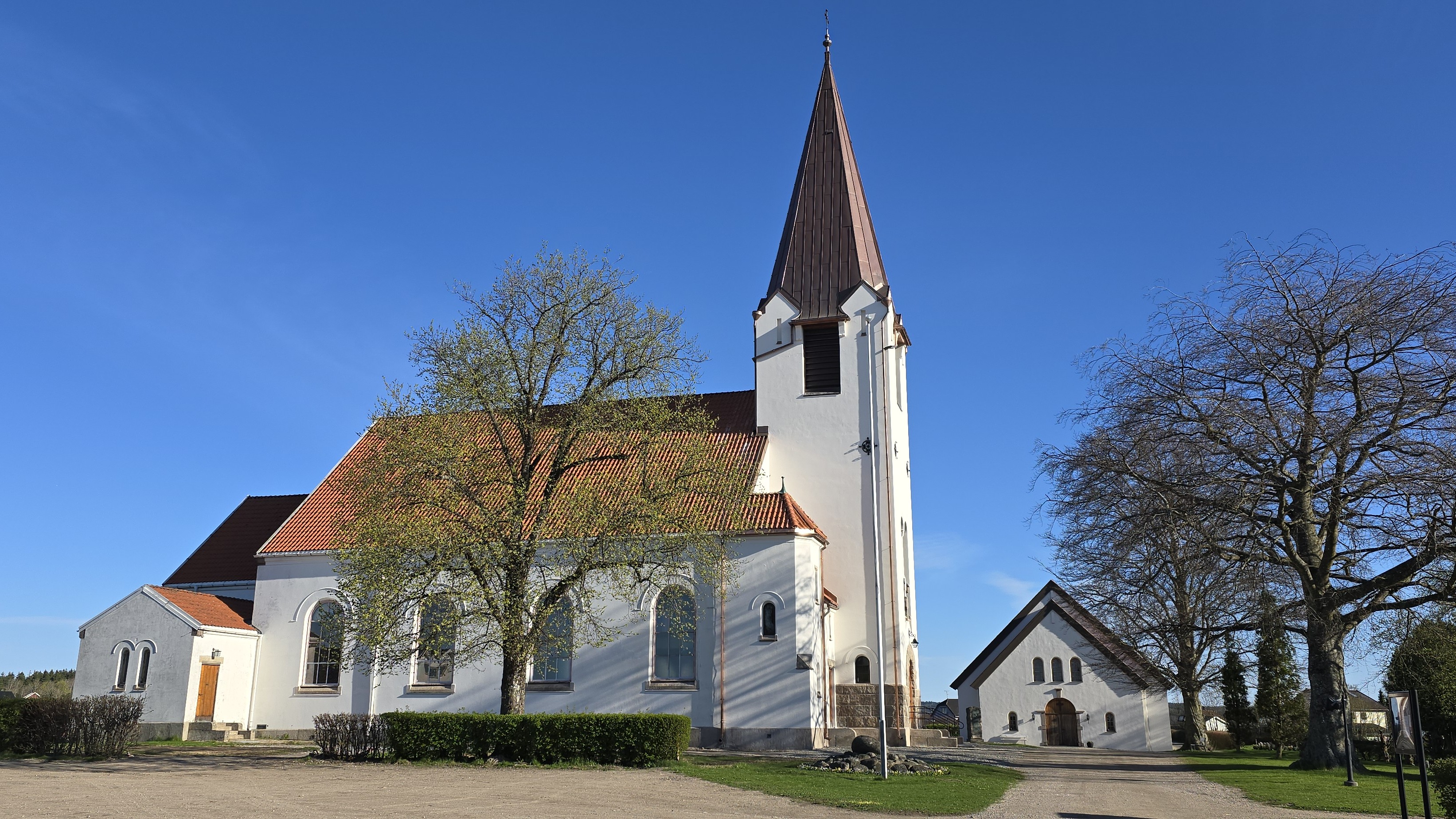Rolvsøy kirke med kapell i bakgrunnen. Foto: Den norske kirke i Fredrikstad.