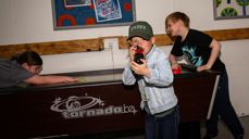 Glimt fra fredagsklubben i Kjølstad kirke i juni 2024. Foto: Cecilia Riis Kjeldsen.