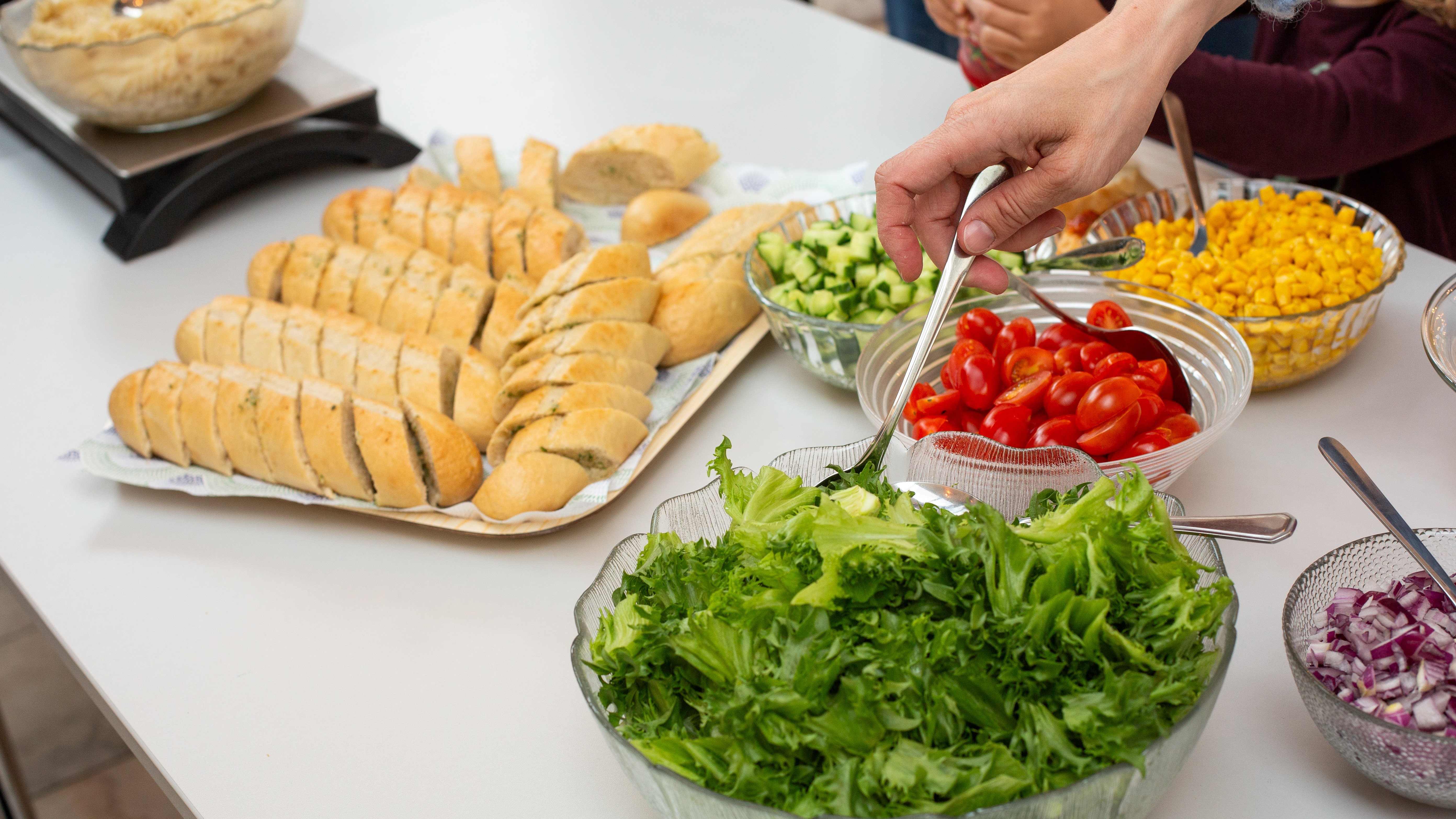 Fra middagsservering i Gressvik menighetssenter. Foto: Cecilia Riis Kjeldsen.