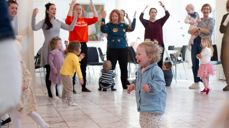 Glimt fra småbarnssang og middag i Gressvik menighetssenter en torsdag ettermiddag i 2024. Foto: Cecilia Riis Kjeldsen.