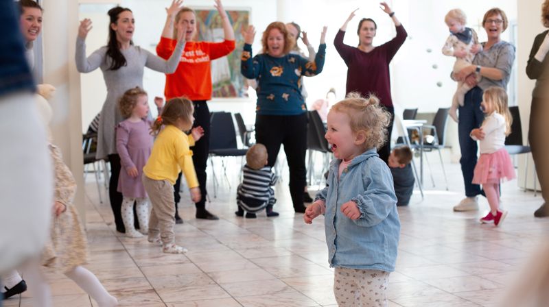 Glimt fra småbarnssang og middag i Gressvik menighetssenter en torsdag ettermiddag i 2024. Foto: Cecilia Riis Kjeldsen.