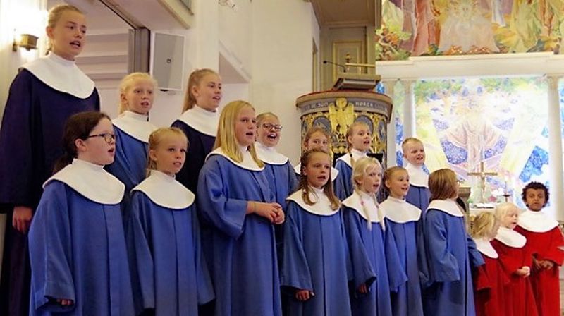Barn ved Egil Hovland-akademiet deltar også i korene tilknyttet Glemmen kirke. Korene har jevnlig konserter og medvirker på gudstjenester.