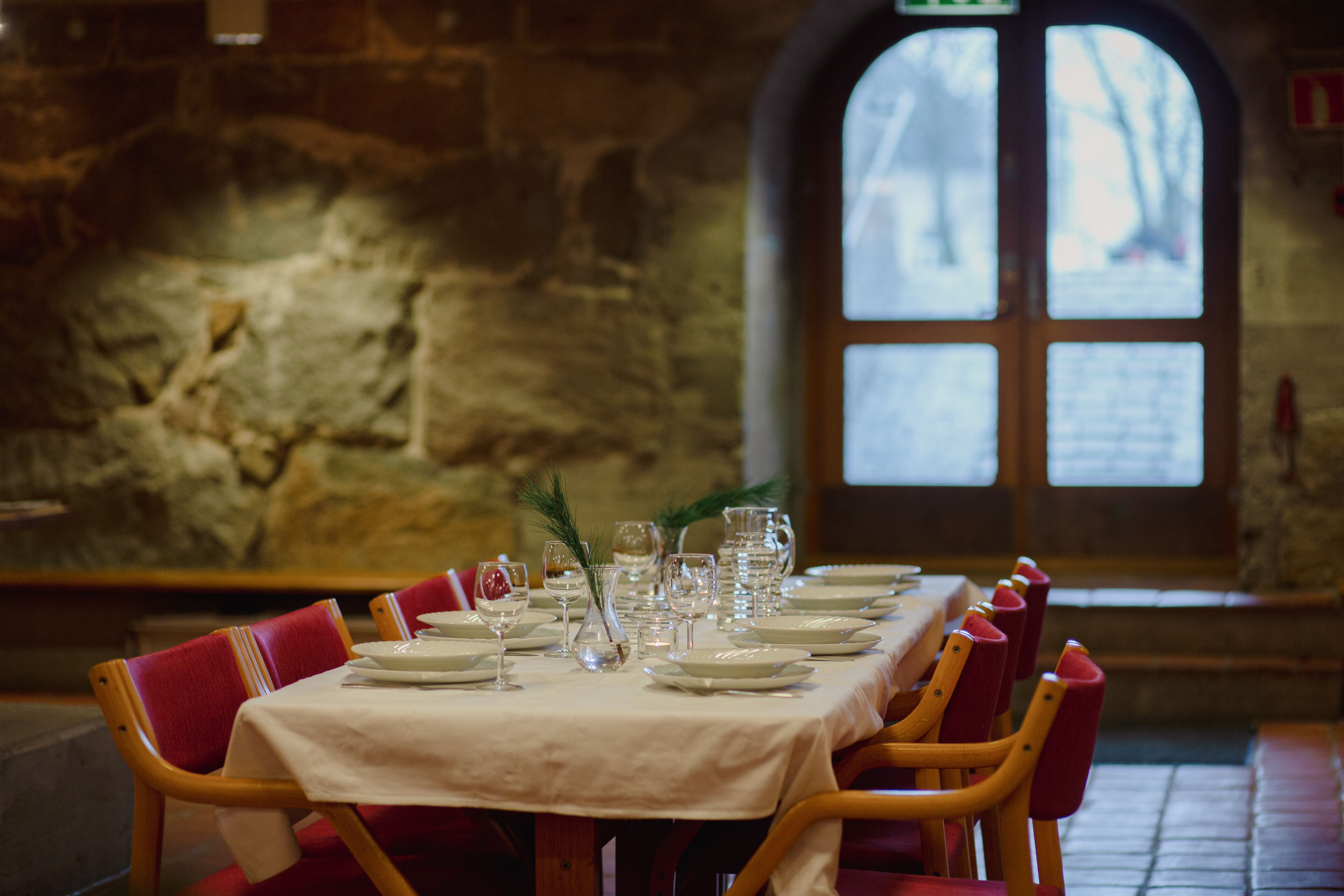 Kirkekjelleren framstår som meget vakker med sine granittvegger og søyler, samt røde teglsteinsfliser på gulvet. Foto: Cecilia Riis Kjeldsen.