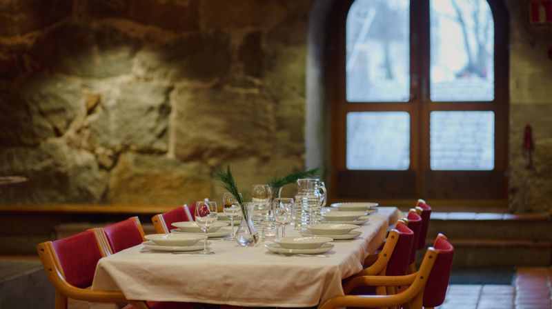 Kirkekjelleren framstår som meget vakker med sine granittvegger og søyler, samt røde teglsteinsfliser på gulvet. Foto: Cecilia Riis Kjeldsen.