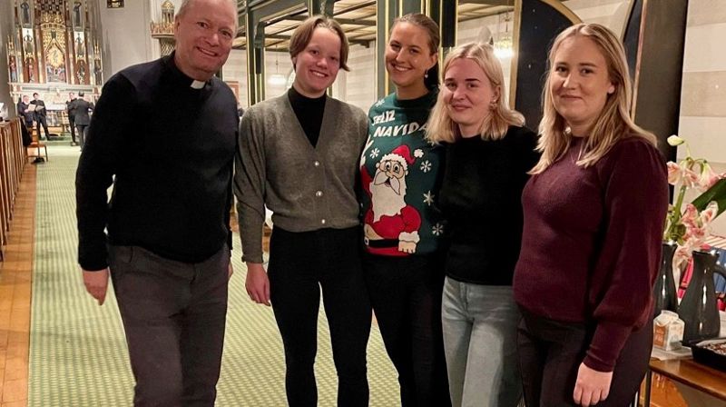 Velkommen til åpen domkirke! Fra venstre sokneprest Andreas Vassal, og kirkeguidene Maren Skjæggestad, Vilma Oscarsson, Helene Reitan og Miriam Jørgensen