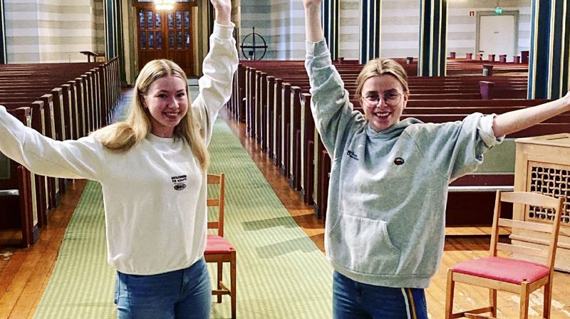Signe og Karin ønsker velkommen til sommeråpen domkirke!