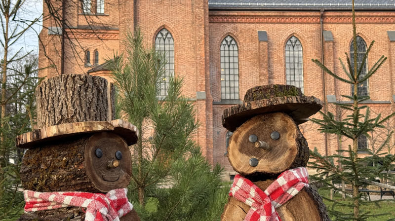 Selv om snøen ikke har kommet, er to snømenn på plass i kirkeparken.