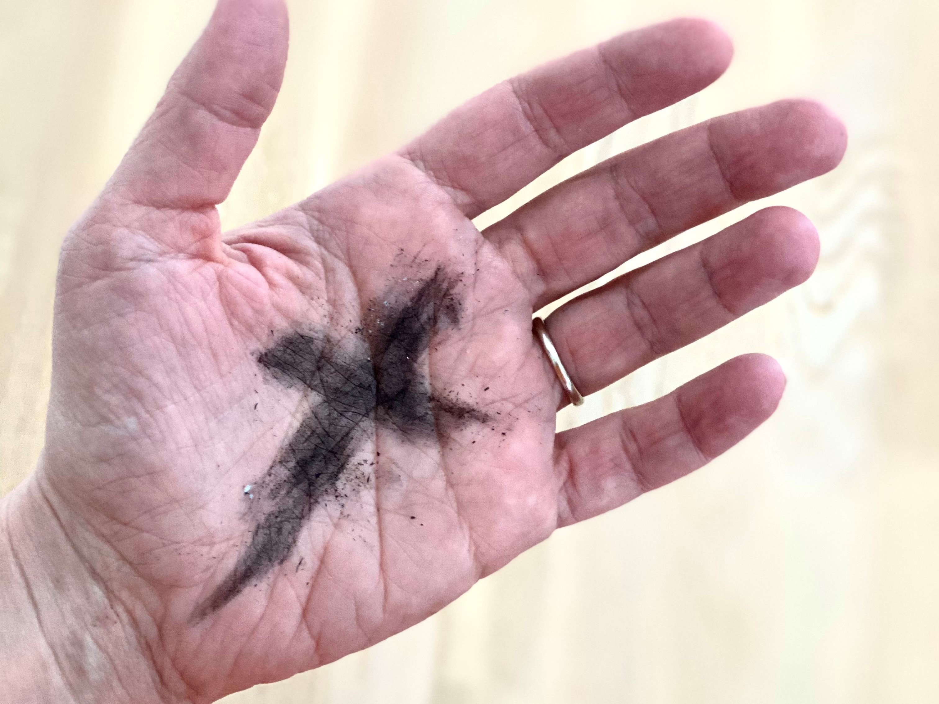 Askeonsdag har fra 900-tallet markert inngangen til fastetiden. I askeonsdagsgudstjenester blir et kors tegnet med aske i pannen eller hånden. - Foto: Den norske kirke/Åshild Moen Arnesen