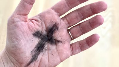 Askeonsdag har fra 900-tallet markert inngangen til fastetiden. I askeonsdagsgudstjenester blir et kors tegnet med aske i pannen eller hånden. - Foto: Den norske kirke/Åshild Moen Arnesen
