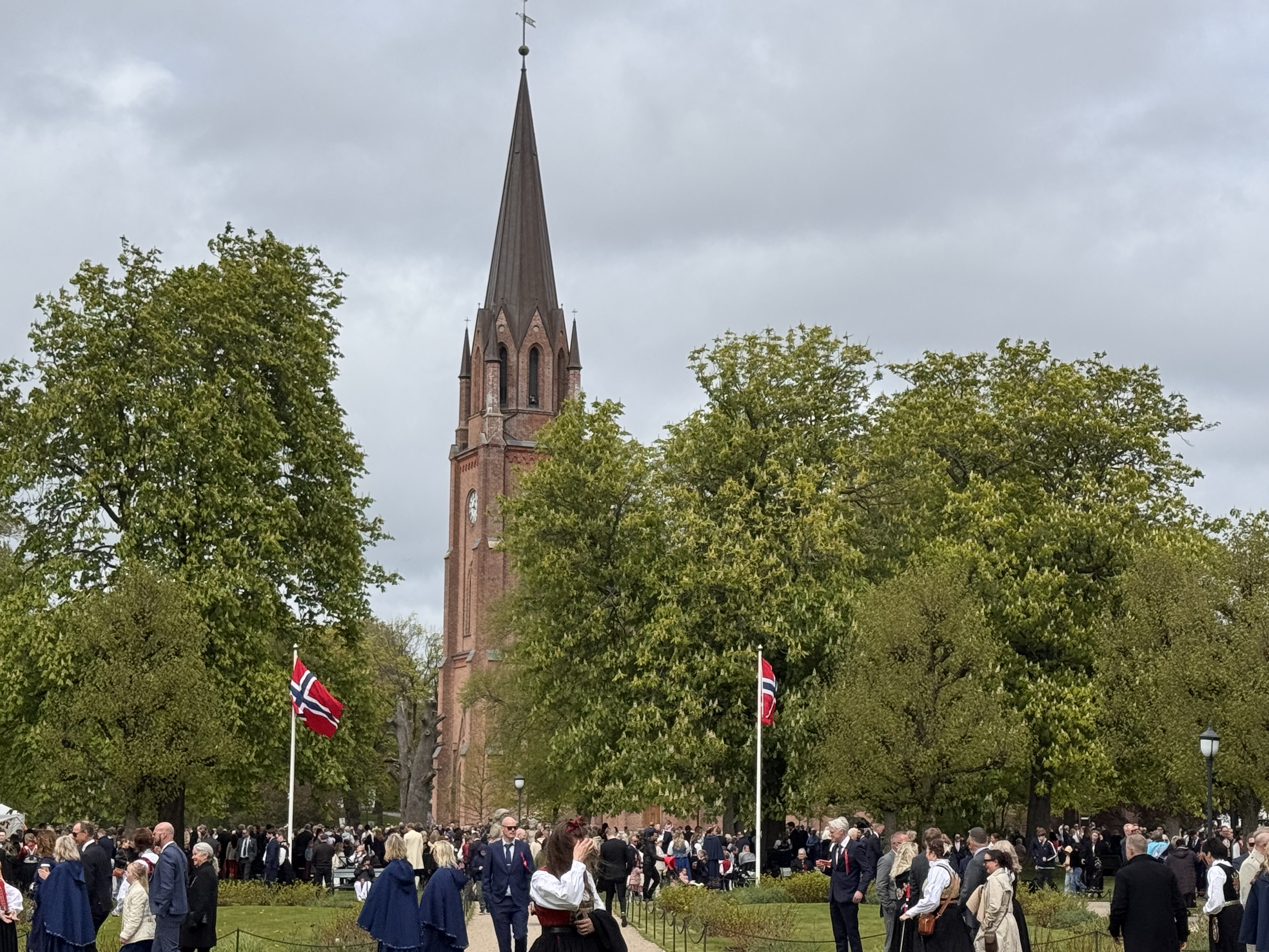  Et yrende liv i domkirkeparken på 17. mai. Omlag 2000 mennesker besøkte domkirken (FOTO: Endre Fyllingsnes)