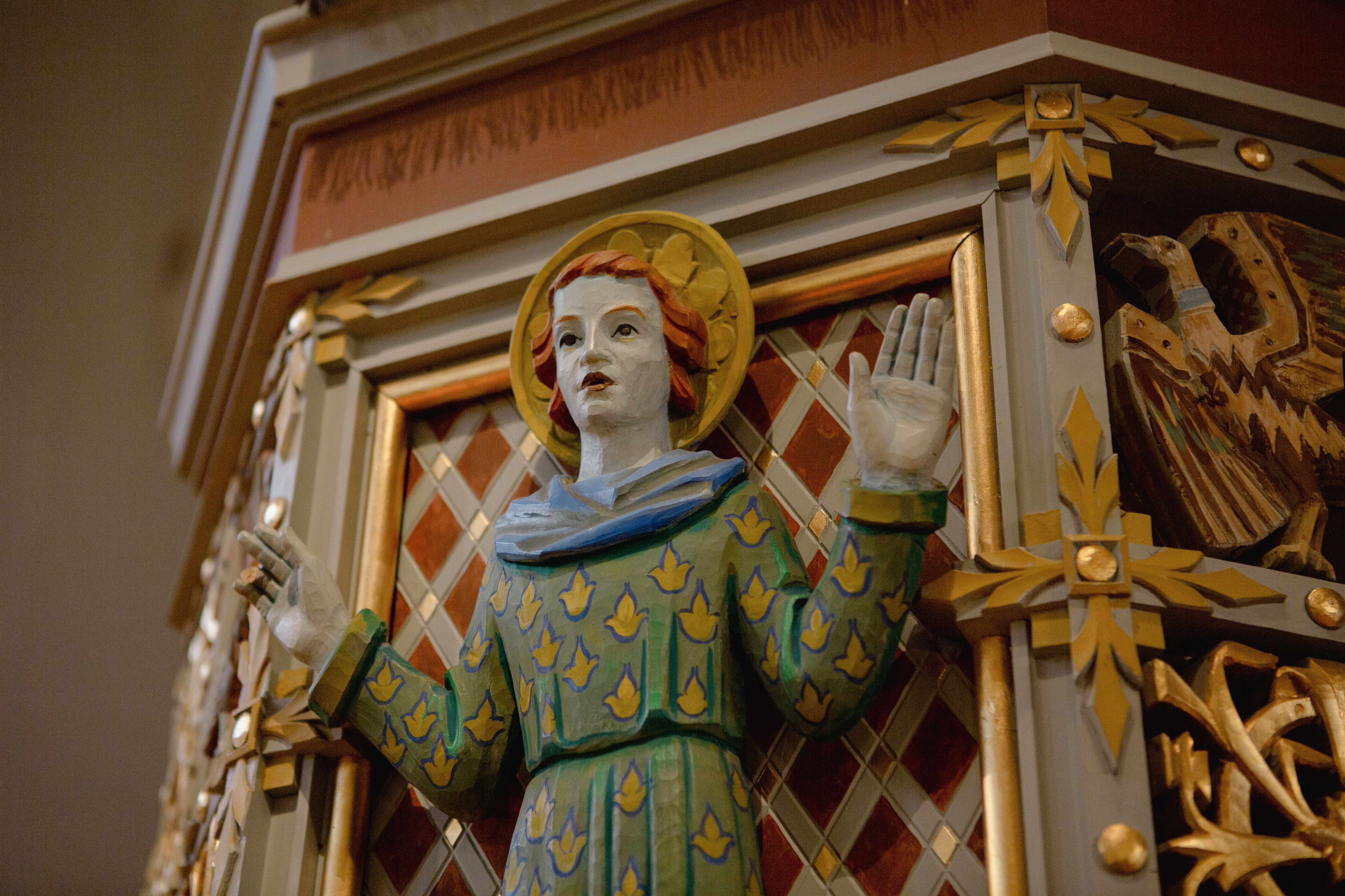 Frans av Assisi på domkirkens prekestol. Foto: Cecilia Riis Kjeldsen