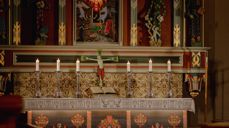 Alteret i Fredrikstad domkirke med Kristus-krusifikset (Foto: Cecilia Riis Kjeldsen)