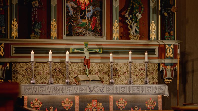 Alteret i Fredrikstad domkirke med Kristus-krusifikset (Foto: Cecilia Riis Kjeldsen)