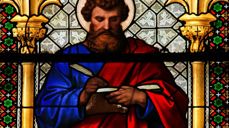 Evangelisten Markus skildret i et mosaikkvindu.