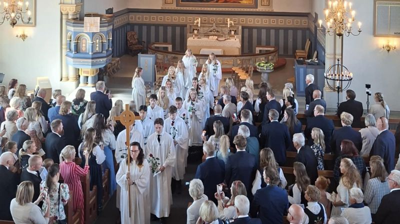 37 ungdommer var konrirmanter i Rolvsøy kirke nå i høst. I bladet er det bilde av alle - og invitasjon til å melde seg på til konfirmasjon for neste årstrinn.