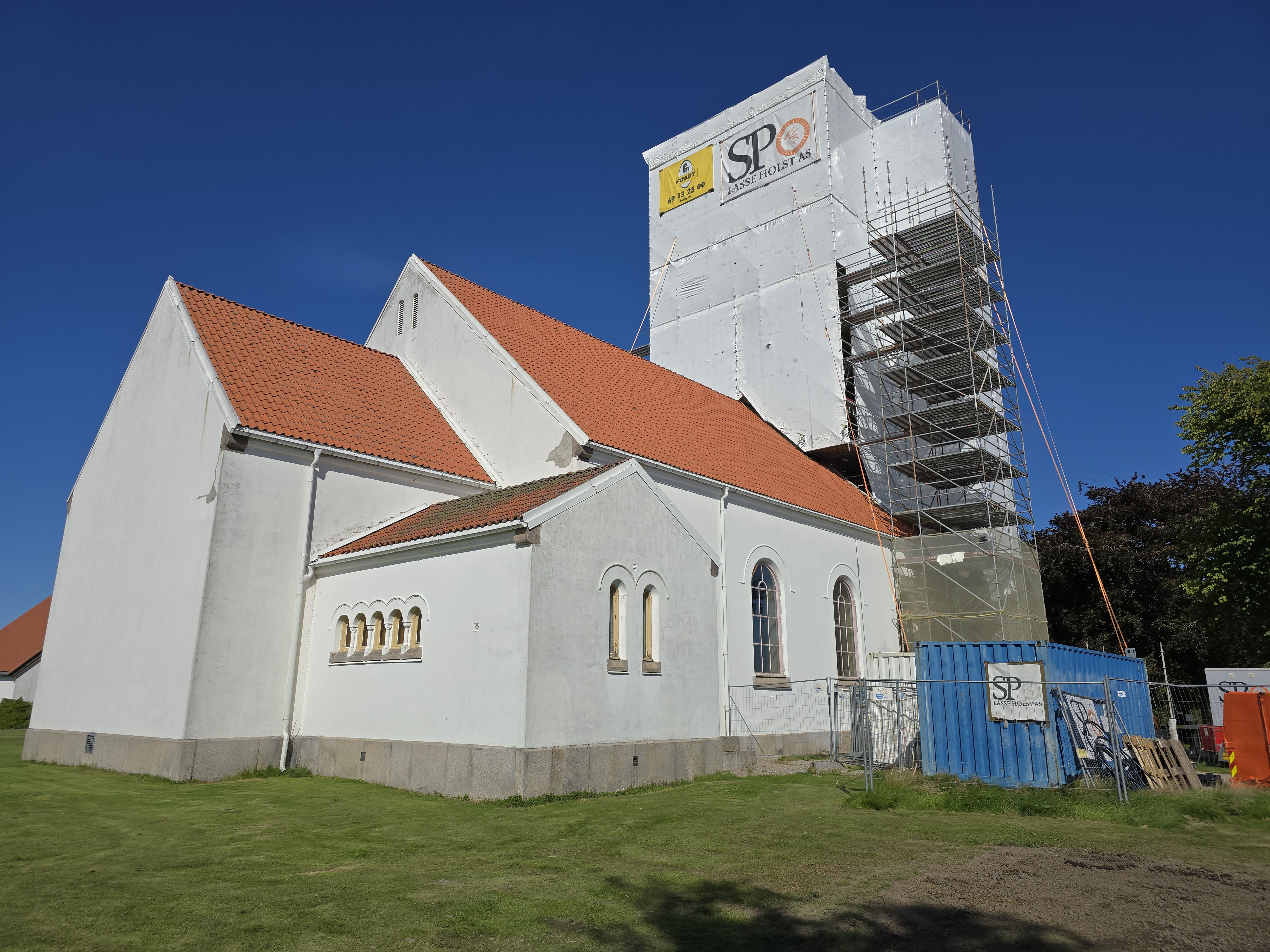 Rehabilitering av kirketårnet. «Kirken den er et gammelt hus, står om enn tårnene faller,» heter det i salmen. Rolvsøy kirke er fra 1908, og ikke av de eldste kirkene våre, men fra tårnet har det falt bit etter bit de siste årene. Derfor har tårnet vært midlertidig sikret med netting. I 2024 var det omsider Rolvsøy kirkes tur for en høyst tiltrengt rehabilitering av kirketårnet, og bygda fikk et nytt landmerke med stilaset – i 17 etasjer!