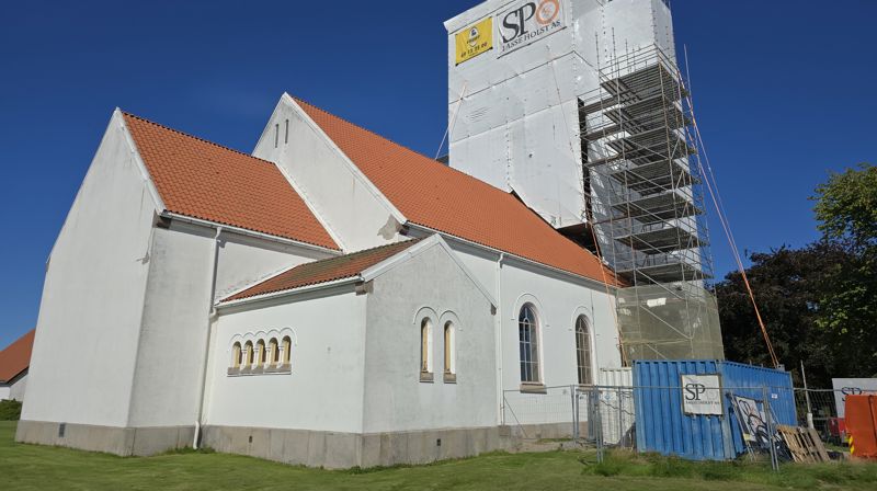 Rehabilitering av kirketårnet. «Kirken den er et gammelt hus, står om enn tårnene faller,» heter det i salmen. Rolvsøy kirke er fra 1908, og ikke av de eldste kirkene våre, men fra tårnet har det falt bit etter bit de siste årene. Derfor har tårnet vært midlertidig sikret med netting. I 2024 var det omsider Rolvsøy kirkes tur for en høyst tiltrengt rehabilitering av kirketårnet, og bygda fikk et nytt landmerke med stilaset – i 17 etasjer!