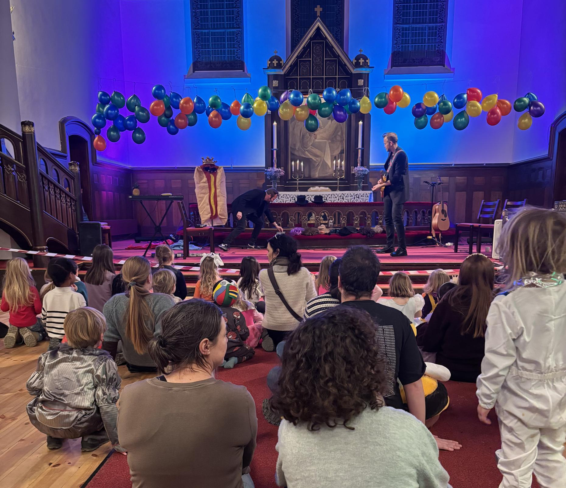 Fra å være en kirke nærmest tom for barn og barnefamilier, er Lademoen kirke blitt fylt med barn og deres familier etter å ha satt i gang prosjektet Barnas Katedral. Foto: Tonje Kristoffersen.