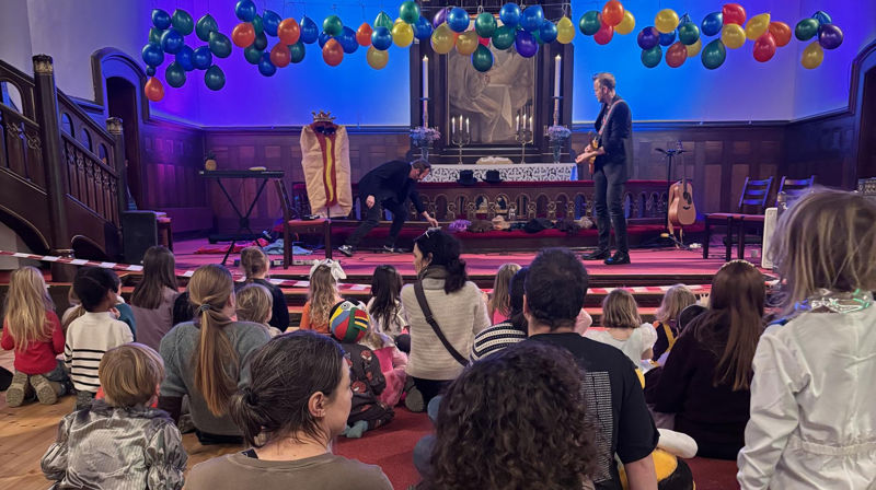 Fra å være en kirke nærmest tom for barn og barnefamilier, er Lademoen kirke blitt fylt med barn og deres familier etter å ha satt i gang prosjektet Barnas Katedral. Foto: Tonje Kristoffersen.