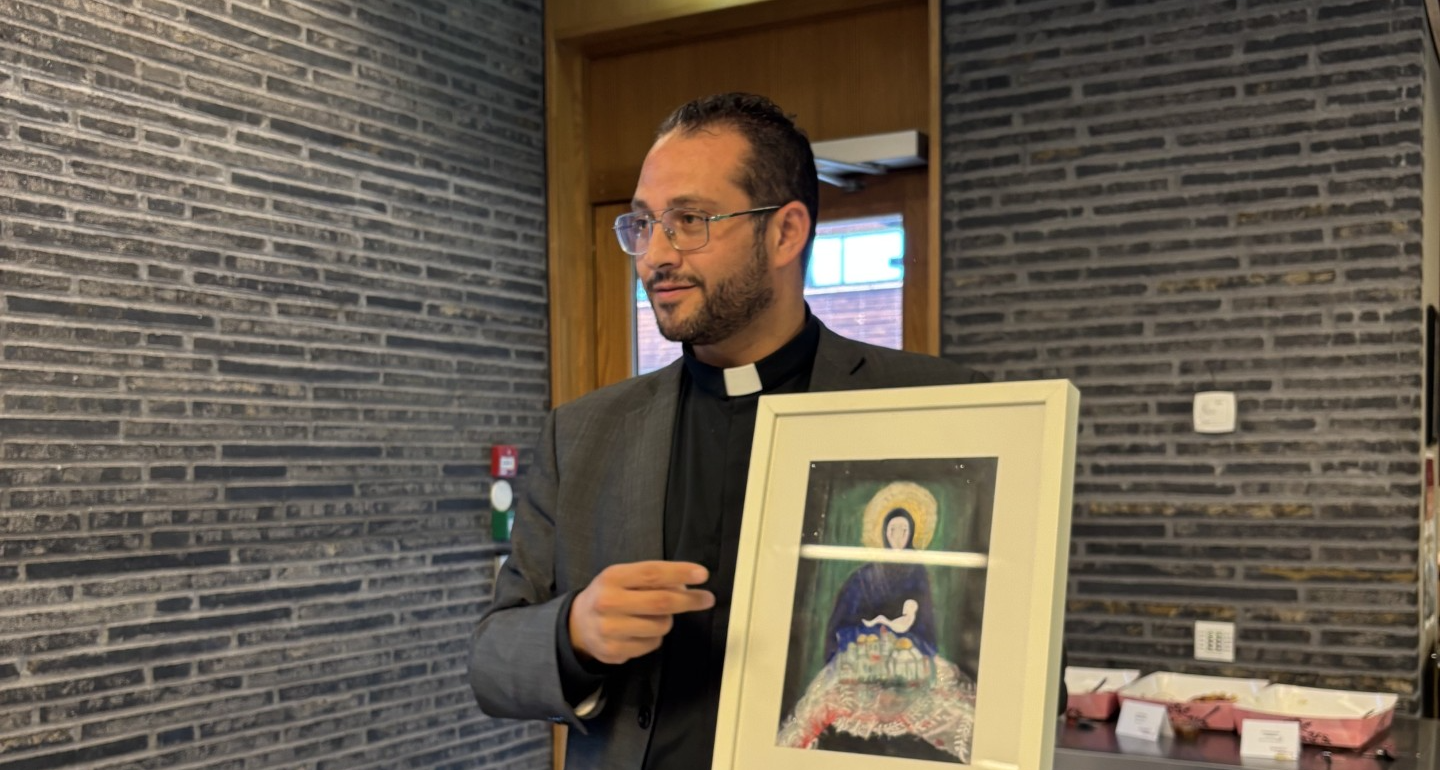 Under besøket i Bøler menighet, mottok Ashraf Tannous et verk laget av den lokale kunstneren Stefanie Reinhart, med tittelen «Mary, the queen of Palestine».