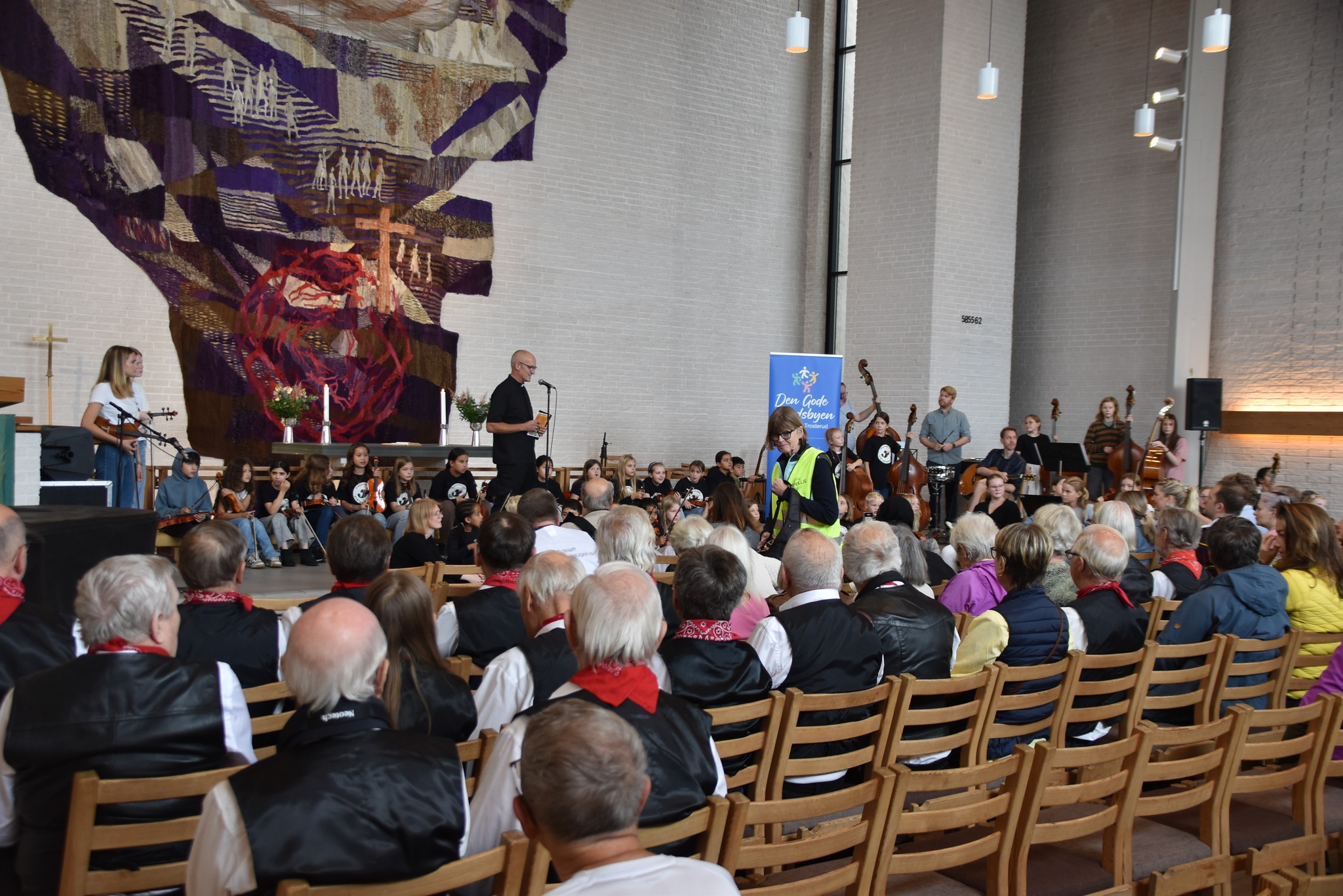 Thomas Berbom i Haugerud kirke under Trosterud/Haugerud-dagen i 2025, en årlige samling for familier i Haugerudparken. Foto: Den Gode Landsbyen.