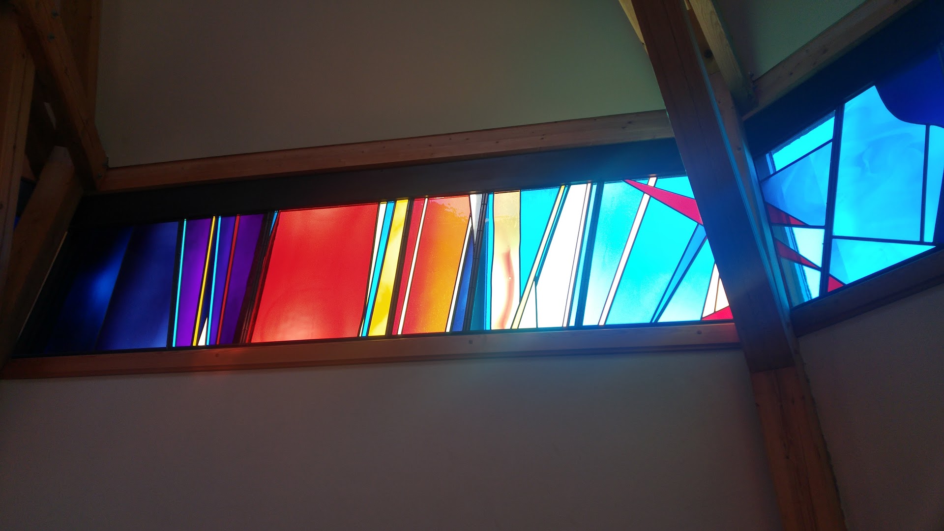 Utsnitt frå glasmaleri i kapellet