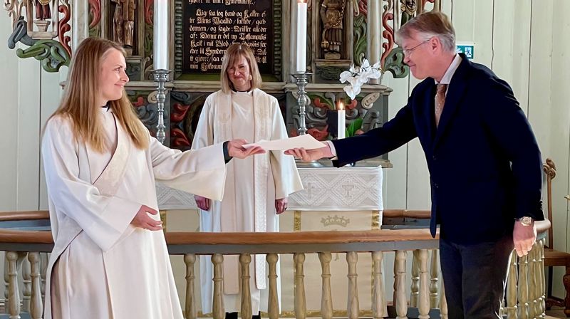 Menighetsrådets leder, Roar Sollie, overrekker tjenestebrev fra biskopen i Borg.