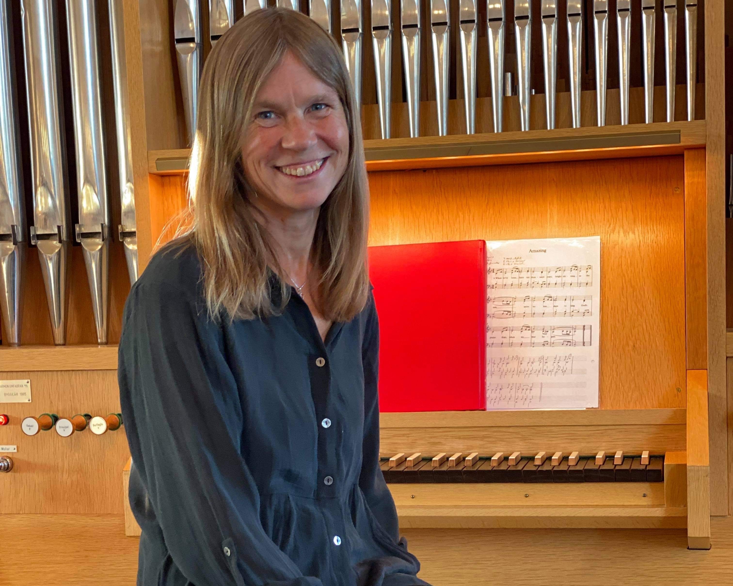 Marit på orgelkrakken ved orgelet i Grymyr kirke. Foto: Jane Dahl Sogn. 