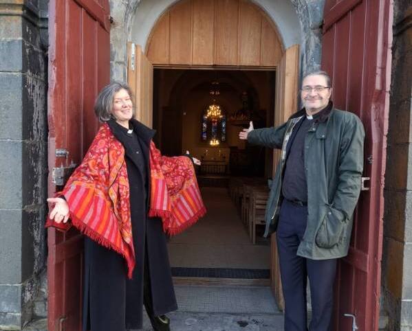 Kirken gir en flott ramme for feiringen av bryllupet og kjærligheten. Sokneprest i Gran/Tingelstad, Therese Wagle Bazard og prost i Hadeland og Land, Tor Even Fougner ønsker velkommen til drop-in-bryllup på Valentinsdagen, fredag 14. og lørdag 15. februar, (foto: Elias Wagle Bazard). 