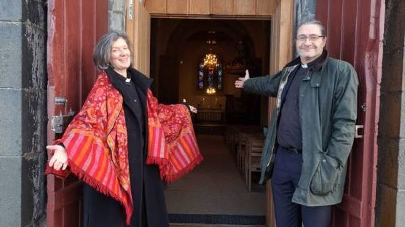 Kirken gir en flott ramme for feiringen av bryllupet og kjærligheten. Sokneprest i Gran/Tingelstad, Therese Wagle Bazard og prost i Hadeland og Land, Tor Even Fougner ønsker velkommen til drop-in-bryllup på Valentinsdagen, fredag 14. og lørdag 15. februar, (foto: Elias Wagle Bazard).