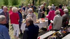 Det bruker å være veldig bra oppmøte under gudstjeneste og etterpå på kirkekaffe ute i flott pinsevær ved Ål kirke. Foto: Anne-Berit Holden 2023.