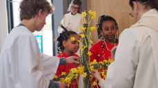 Fra barnas påskefest i Grymyr kirke 2024 med pynting av korset (foto Inger Stensrud Haug).