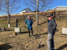 God stemning blant dugnadsgjengen, på hele 40 deltakere, på Ål gravplass våren 2022. (Foto Anne-Berit Holden).