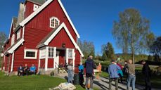 Dugnaden er ferdig og kaffe og kringle ble tatt i solveggen ved Moen kirke. Foto Kirken i Gran 2025.