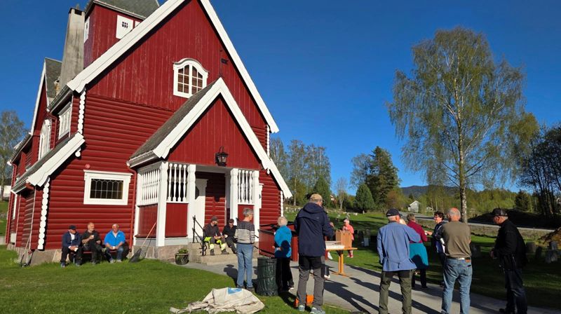 Dugnaden er ferdig og kaffe og kringle ble tatt i solveggen ved Moen kirke. Foto Kirken i Gran 2025.