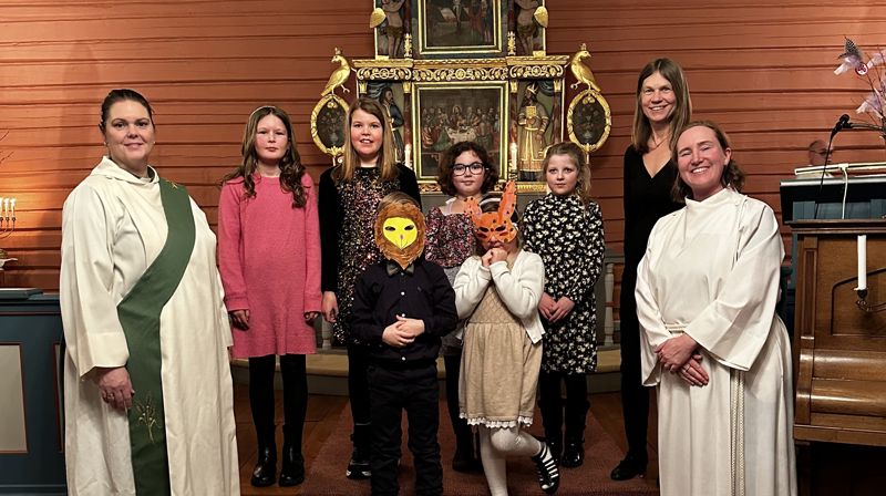 Diakon Lene, korleder Marit og prest Eli-Kristin omkranser sangerne i Kormix under gudstjenesten på fastelavnssøndag. Foto: Tilde Ørpen Jacobsen.