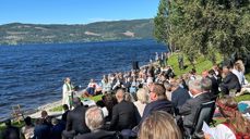 Prost Tor Even Fougner døpte hele seks barn med dåpsvatn fra Randfjorden under gudstjenesten på stranda på Nes (foto: Tone Reidem).