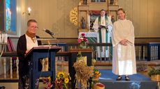 Eli-Kristin hadde innsettelsesgudstjeneste til prestetjeneste i Nes kirke i september 2023. Tone Reidem, menighetsrådslederen i Brandbu sokn, ved lesepulten, prost Tor Even Fougner og Eli-Kristin (foto Inger Stensrud Haug).